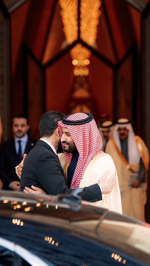 Photos: A "political" embrace sparks reactions