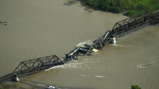 انهيار جسر يسفر عن سقوط قطار محمّل بمواد خطرة في النهر
