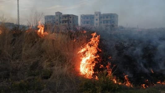 حريق في عكار قرب المنازل وأعمدة الأرسال