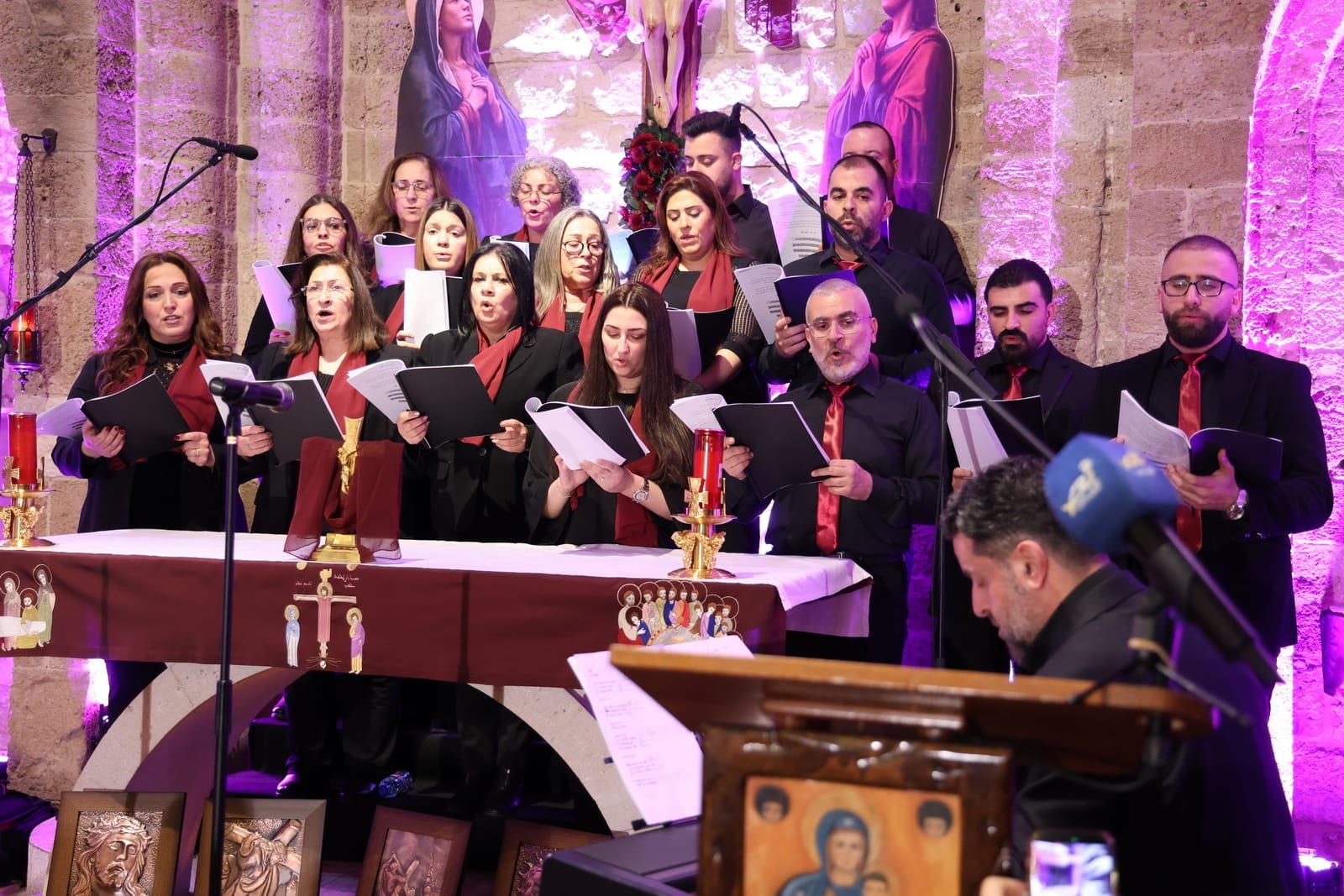 بالصور: أمسية بعنوان "مع آلامك يا يسوع" في كنيسة سيّدة عمشيت