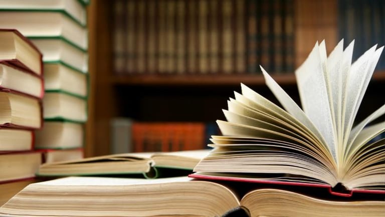 على أي دولار سيرسو سعر الكتاب؟ التفاصيل في النشرة بعد قليل