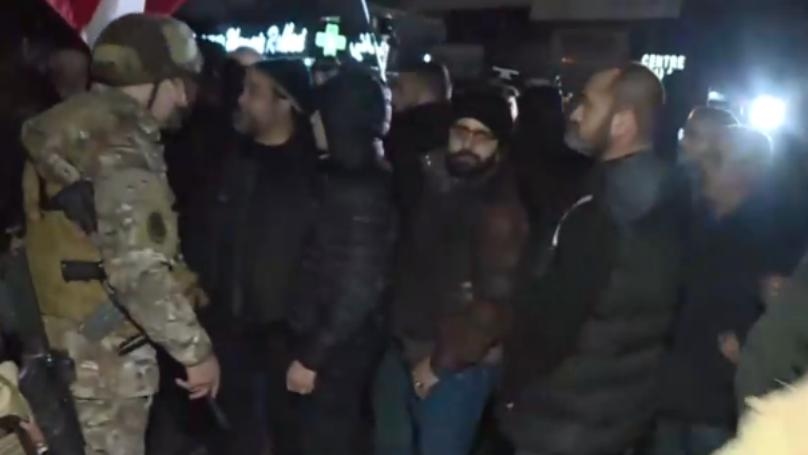 تضارب بين الجيش والمحتجّين على توقيف وليم نون في جبيل أثناء محاولة إقفال الطّريق