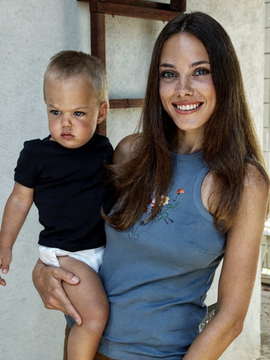 بالصور: والدة أنجلينا جولي تضاهيها جمالاً وإنسانية