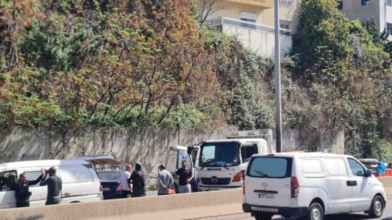 كان يُنظّف الأوتوستراد... فصدمته سيارة