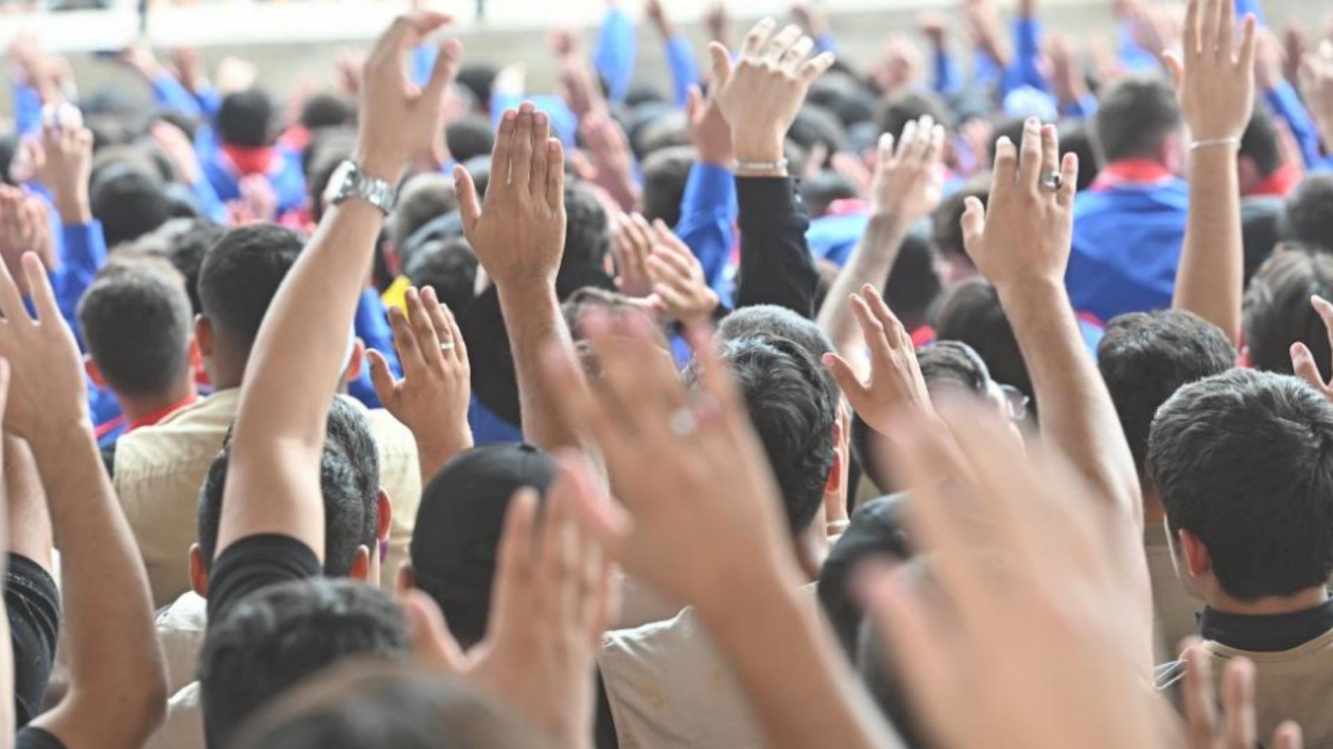 ماذا يعني أن تضع حركةٌ سلاحها جانباً.. وترفع الأطفال مكانه؟