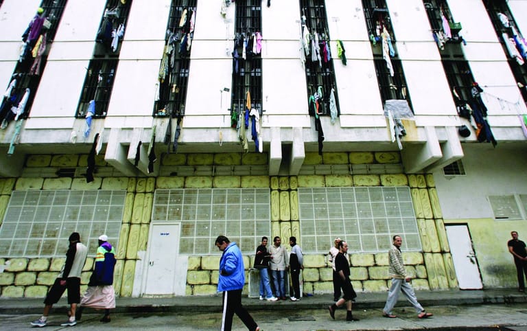 وفد قضائي لبناني إلى دمشق لحلّ أزمة السجناء السوريين