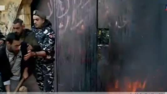 محتجون يضرمون النار امام الباب الحديدي الخارجي المؤدي إلى منزل رئيس جمعية المصارف سليم صفير