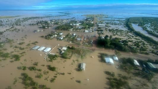 Rescuers airlift residents from remote Australia floods