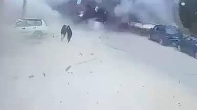 بالفيديو: مشهد يحبس الأنفاس للحظة الغارة