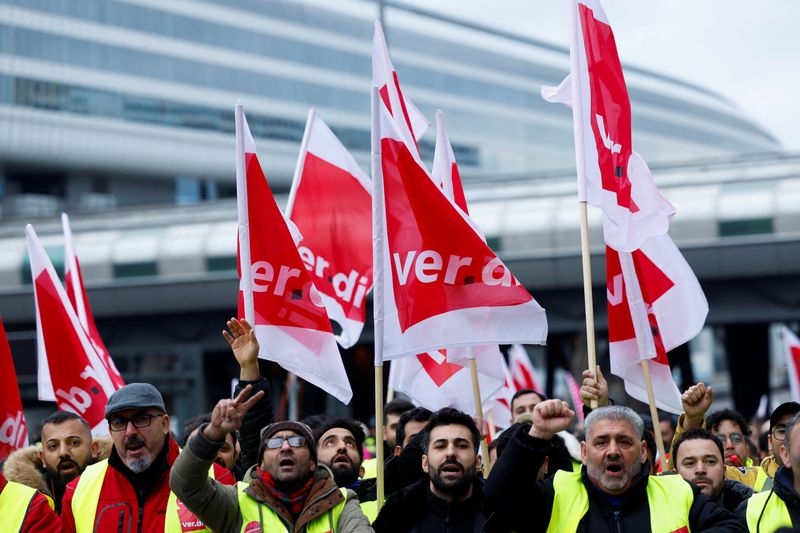 Reuters: Strikes at four German airports led to the cancellation of hundreds of flights on Friday
