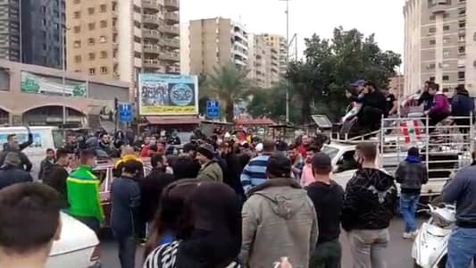 Protesters gather in Tripoli’s Abdel-Hamid Karami Square, young men hurl stones at Tripoli Serail