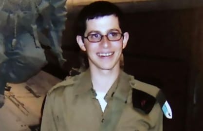 بعد 5 سنوات شاليط يعود إلى اسرائيل