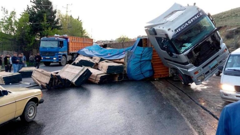 بالصّورة: انقلاب شاحنة مع حمولتها.. وتسرّب مازوت