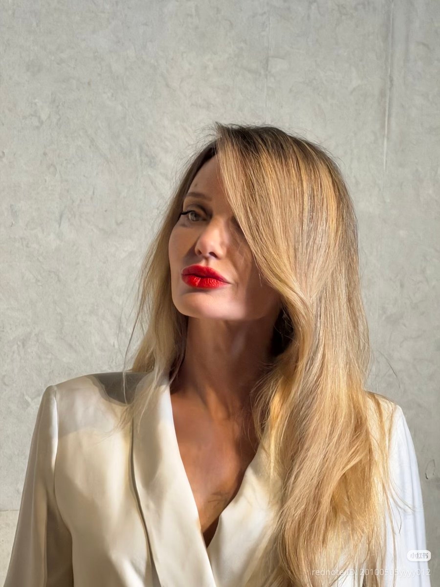 ملامح أنجلينا جولي تثير جدلاً... وهكذا أطلّت بروب أبيض في الصين!