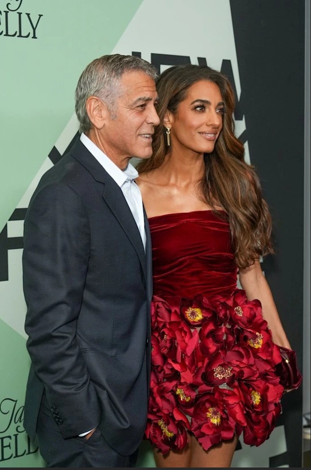 أمل كلوني تخطف الأنظار بأناقتها في العرض الأول لفيلم "Jay Kelly" في مهرجان نيويورك