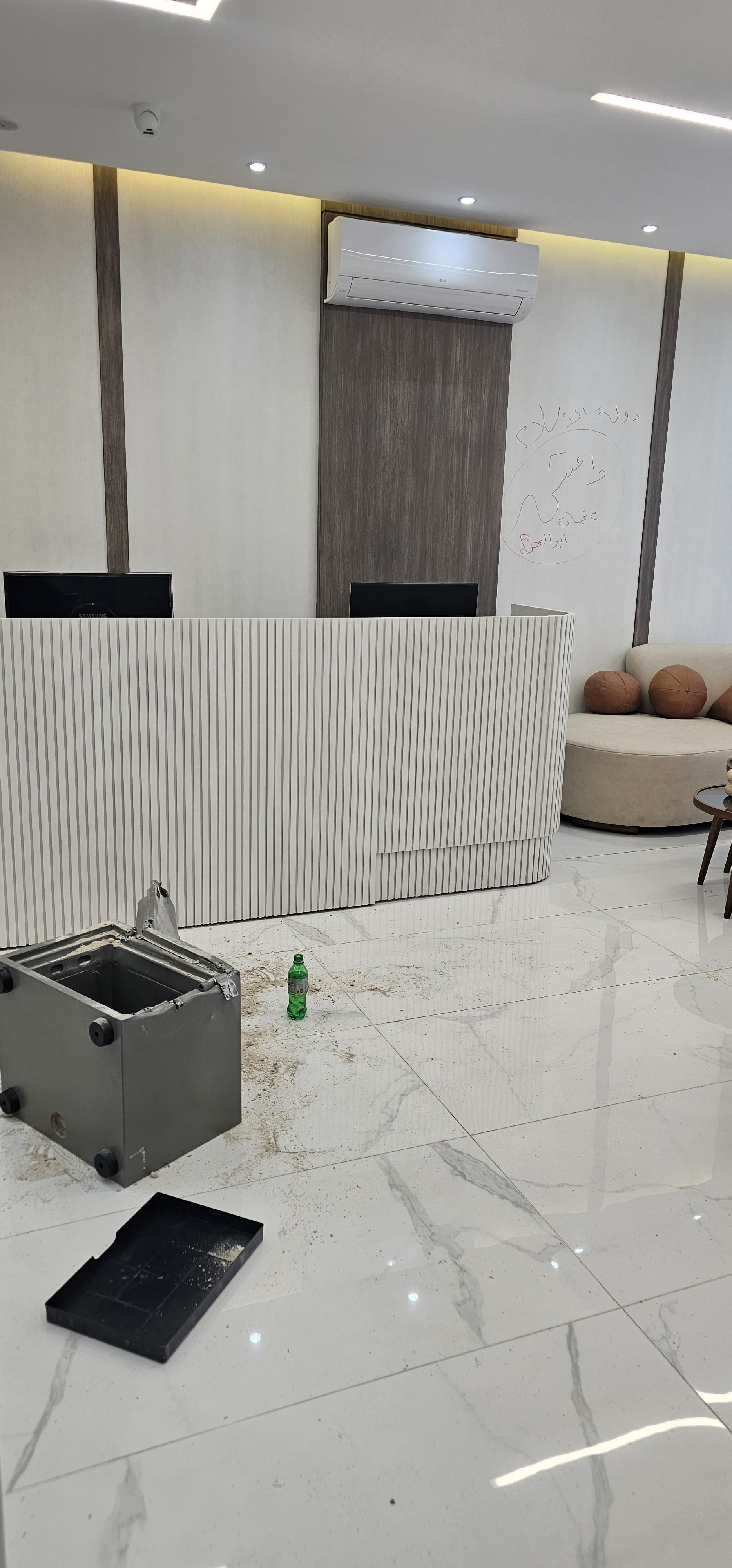 بالصّور: سرقة مبنى تجاريّ وعباراتٌ "داعشيّة" على الجدران