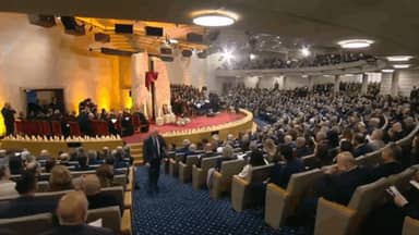 الرئيس عون واللبنانية الأولى حضرا رتبة سجدة الصليب في جامعة الروح القدس - الكسليك