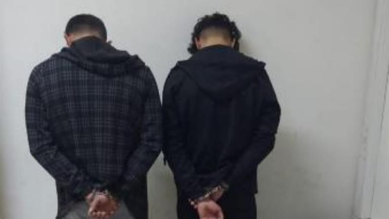 يُخزّن المخدّرات في منزله!