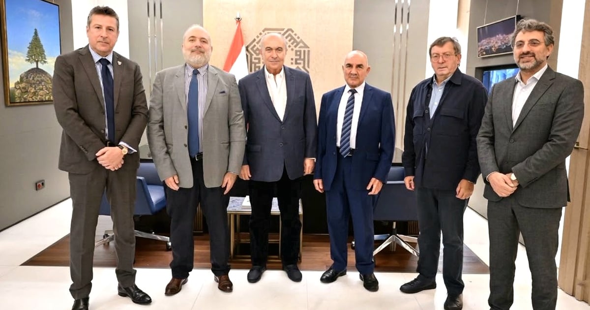 وفد مشترك من المؤتمر الدائم للفدرالية ومنتدى طريق السلام يسلّم مخزومي عريضة تعديل الدستور