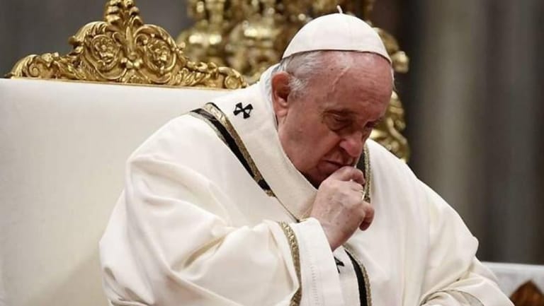بابا الفاتيكان ينهار ويبكي...