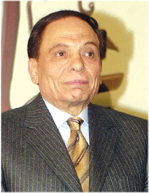 حكم بسجن عادل إمام 3 أشهر بتهمة ازدراء الدين الإسلامي في أعماله الفنية وبالسخرية من الجلباب واللحية