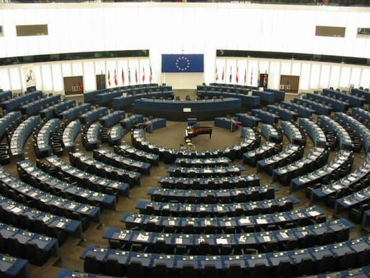 أوروبا توافق على تسليم بيانات ركاب الرحلات الجوية لأميركا