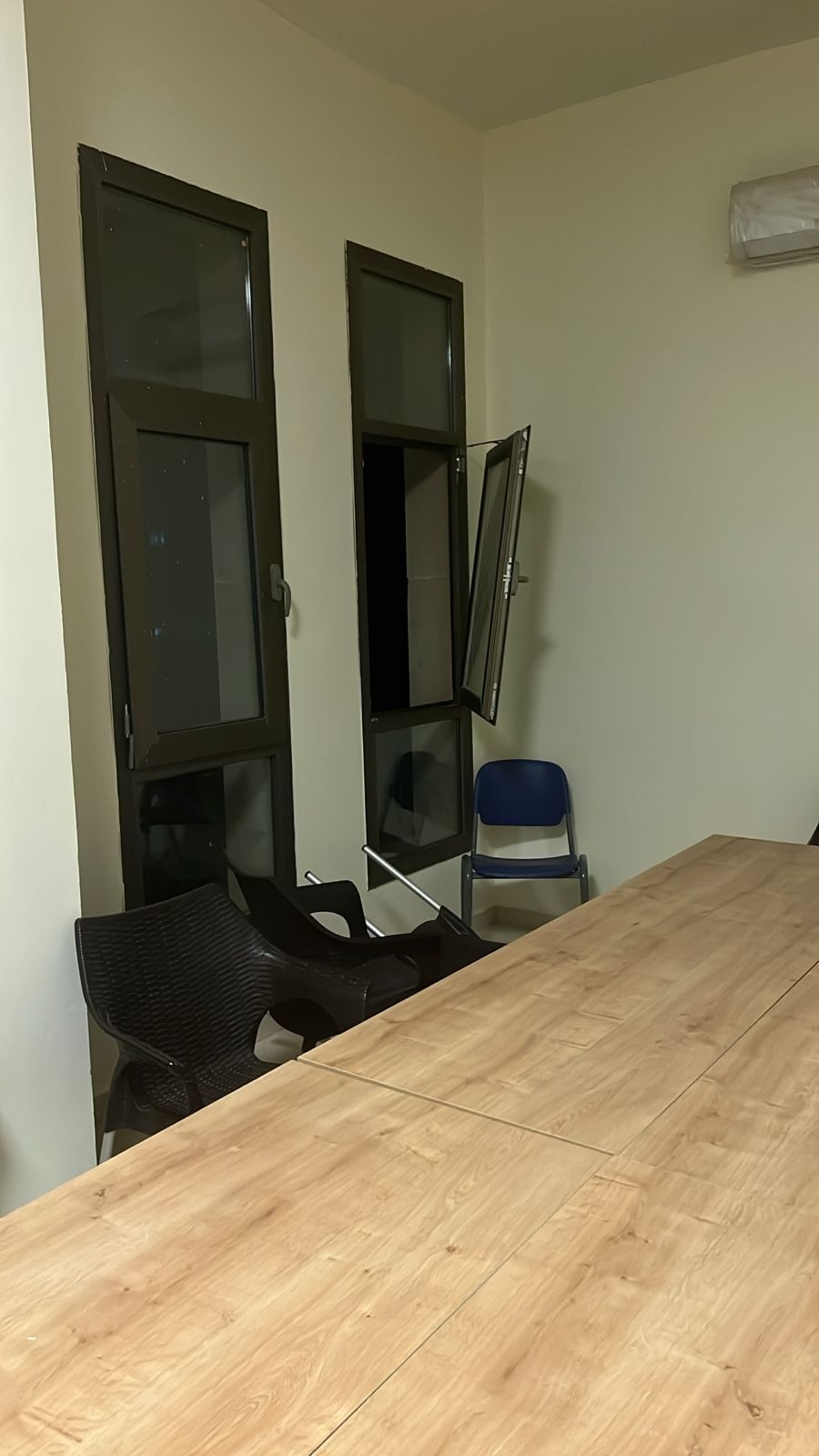 بالصور: هجوم على بلديّة وتحطيم وتخريب