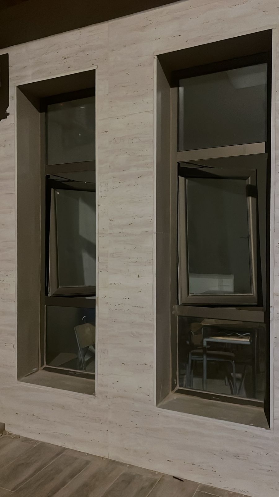 بالصور: هجوم على بلديّة وتحطيم وتخريب