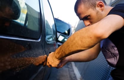 "النهار": عصابة في صور تروّع المواطنين وتحظى بـ "عناية قضائية خاصة"!