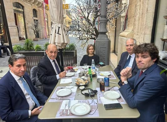 Photo: Le Drian, the French Ambassador, and the accompanying French delegation are having lunch at a café in downtown Beirut after the end of the first election session