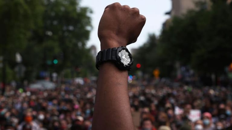 تجمع لعدد من الشبان وسط ساحة تقاطع ايليا احتجاجا على تردي الاوضاع