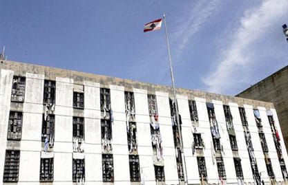 القاضي شقرا ومفوض الحكومة لدى المحكمة العسكرية داني الزعني في رومية للكشف على المبنى ب