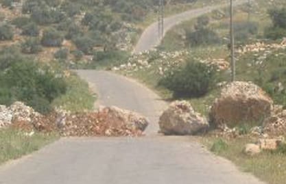 قطع الطريق الدولية في عكار احتجاجا على خطف احد ابناء قرية تل اندة في سوريا