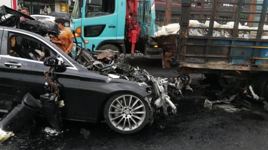 بالصّورة: قتيل نتيجة تصادم بين سيارة و"بيك آب" قبل جسر النقاش باتجاه بيروت تسبّب بازدحام مروريّ