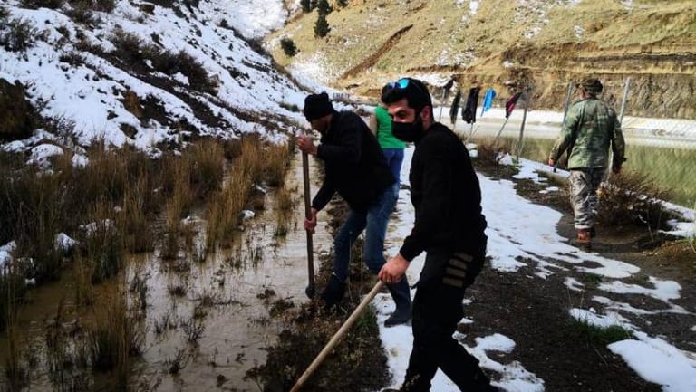 تنظيف محيط البركة الاصطناعية في القبيات