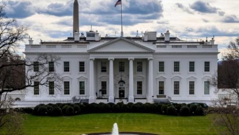 البيت الأبيض: قافلة من 10 شاحنات عبرت إلى سوريا أمس