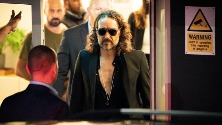 "بي.بي.سي" تحقق في اتهام مذيع سابق باعتداءات جنسية