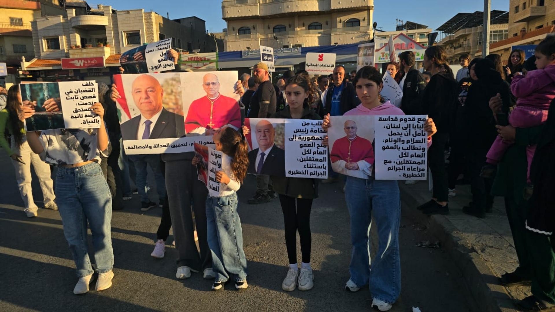 بالصور: اعتصام لأهالي السجناء في دورس للمطالبة بالعفو العام