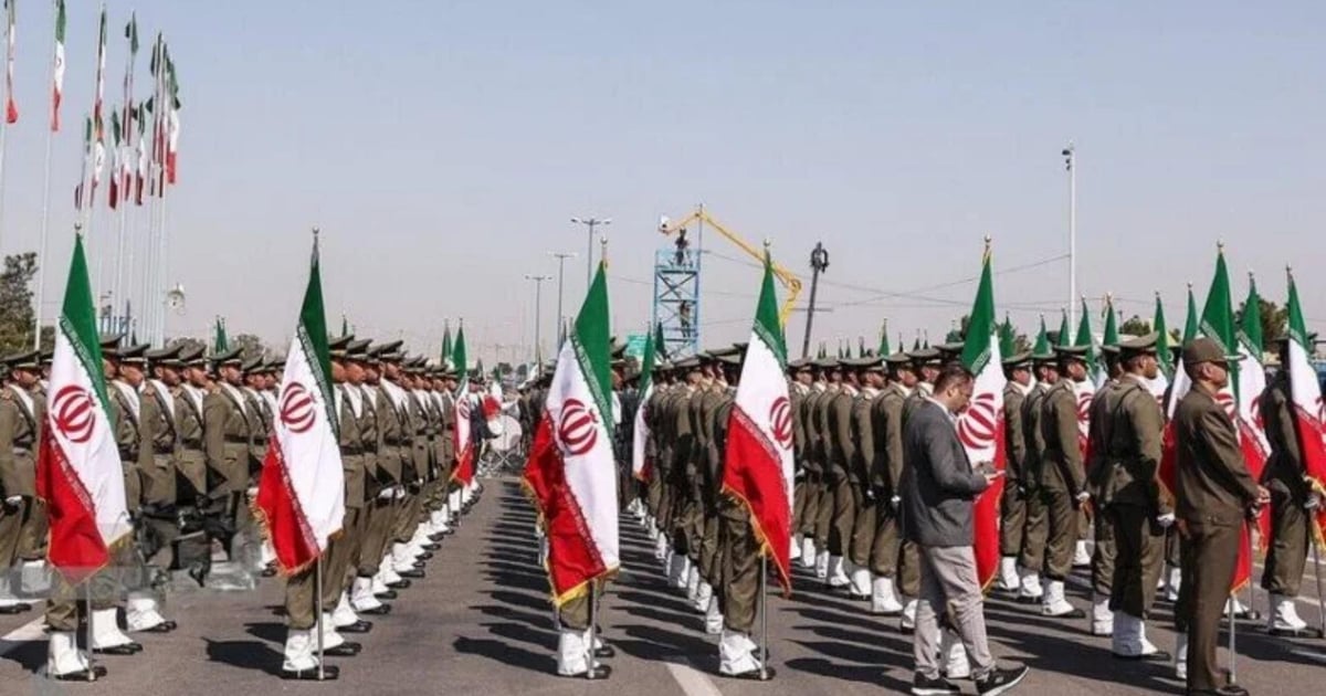 Iranian officers besieged by Mujahideen of Khalk