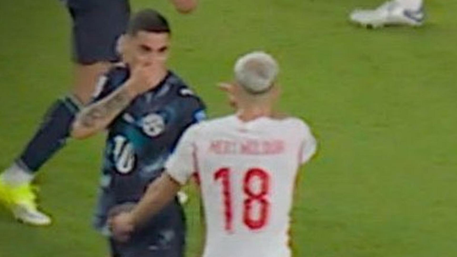 سابقة في "المونديال": طرد لاعب بسبب تغطية فمه!