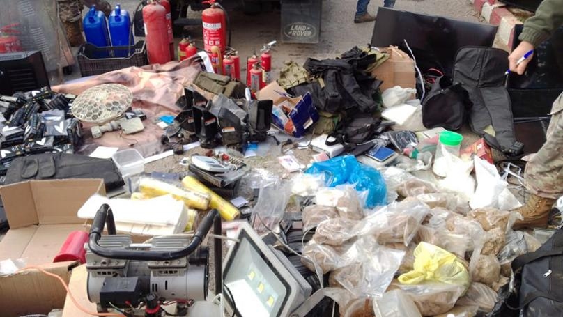 بالصّور: دهم منزل مطلوب.. وهذا ما تمّ ضبطه!