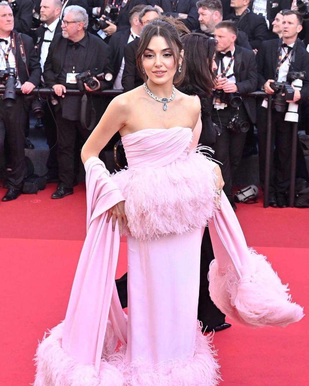 هاندا أرتشيل تُبهر الحضور في "كان" بإطلالة مَلكية