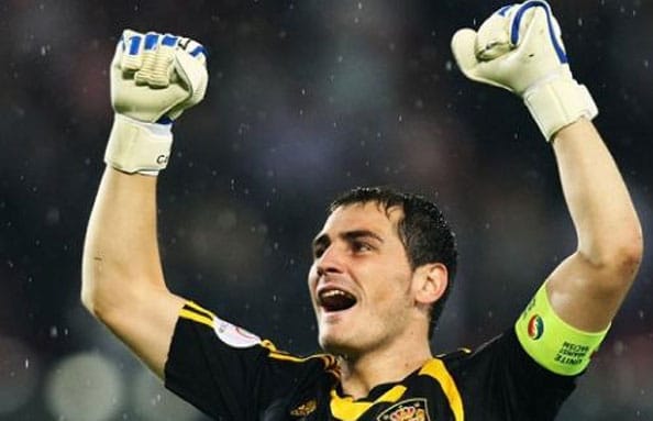 ايكر كاسياس الاسباني افضل حراس المرمى عام 2012