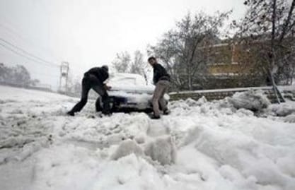 مراسل الـmtv: الثلوج تعيق حركة مرور السيارات على اوتوستراد المتن السريع