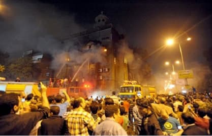 محتجون مصريون يحتجزون احد افراد الامن بعد احراق سيارة للشرطة في ميدان التحرير