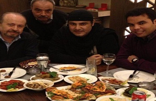 عاصي يواصل التمارين وينهي نهاره في مطعمه مع الاصدقاء 