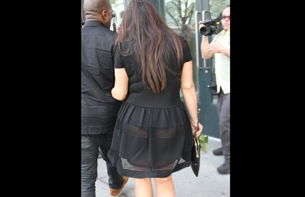 مؤخرة كيم كارداشيان تظهر من خلال الفستان التي ارتدت شبيهه سابقاً