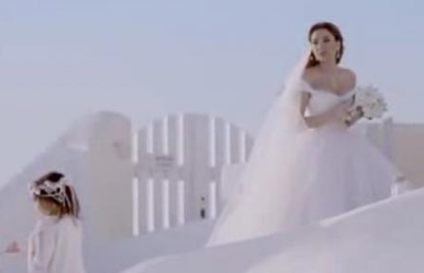 سيرين عبد النور تقضي لحظات رومانسية مع زوجها على شاطئ البحر