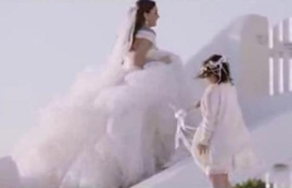 سيرين عبد النور تقضي لحظات رومانسية مع زوجها على شاطئ البحر