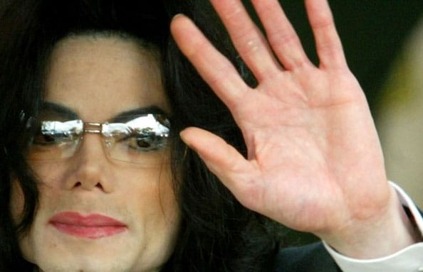 صور تُنشر للمرة الأولى تكشف تفاصيل وفاة مايكل جاكسون